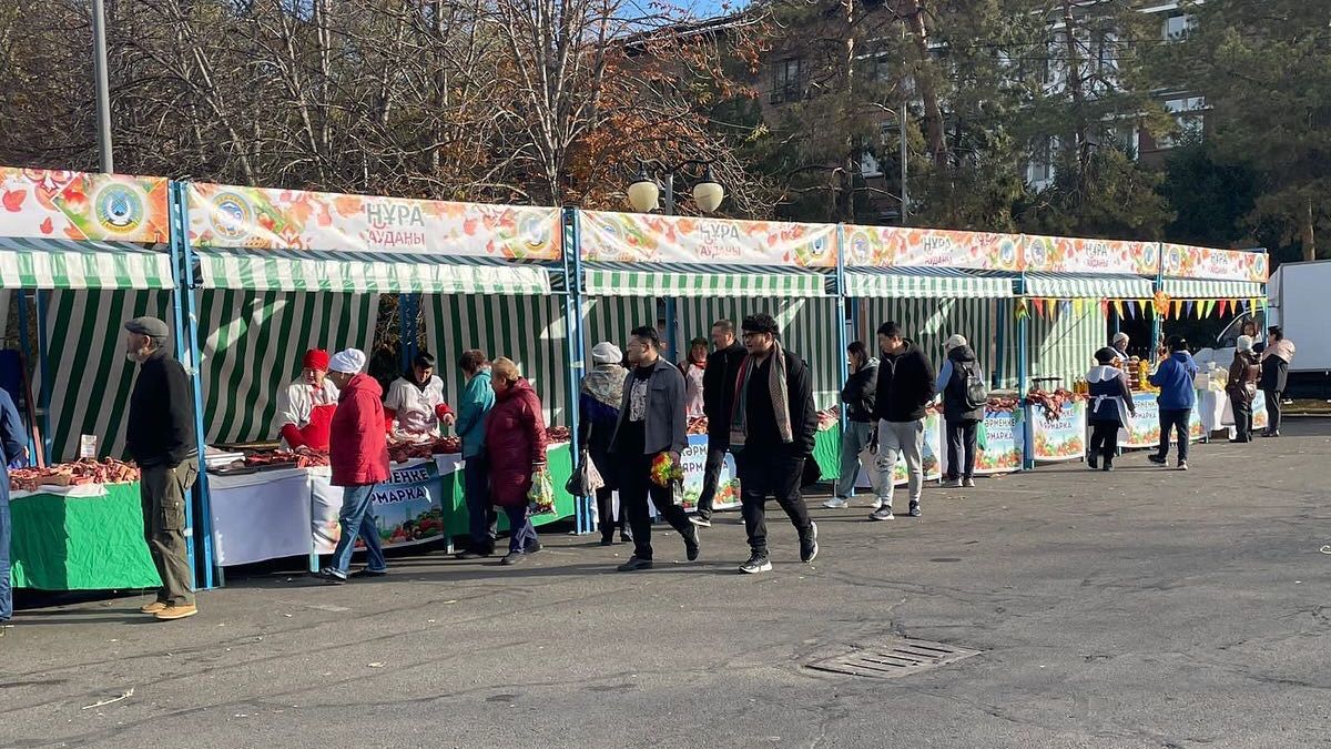 Свыше 220 тонн продукции привезли на ярмарку в Алматы фермеры Карагандинской области