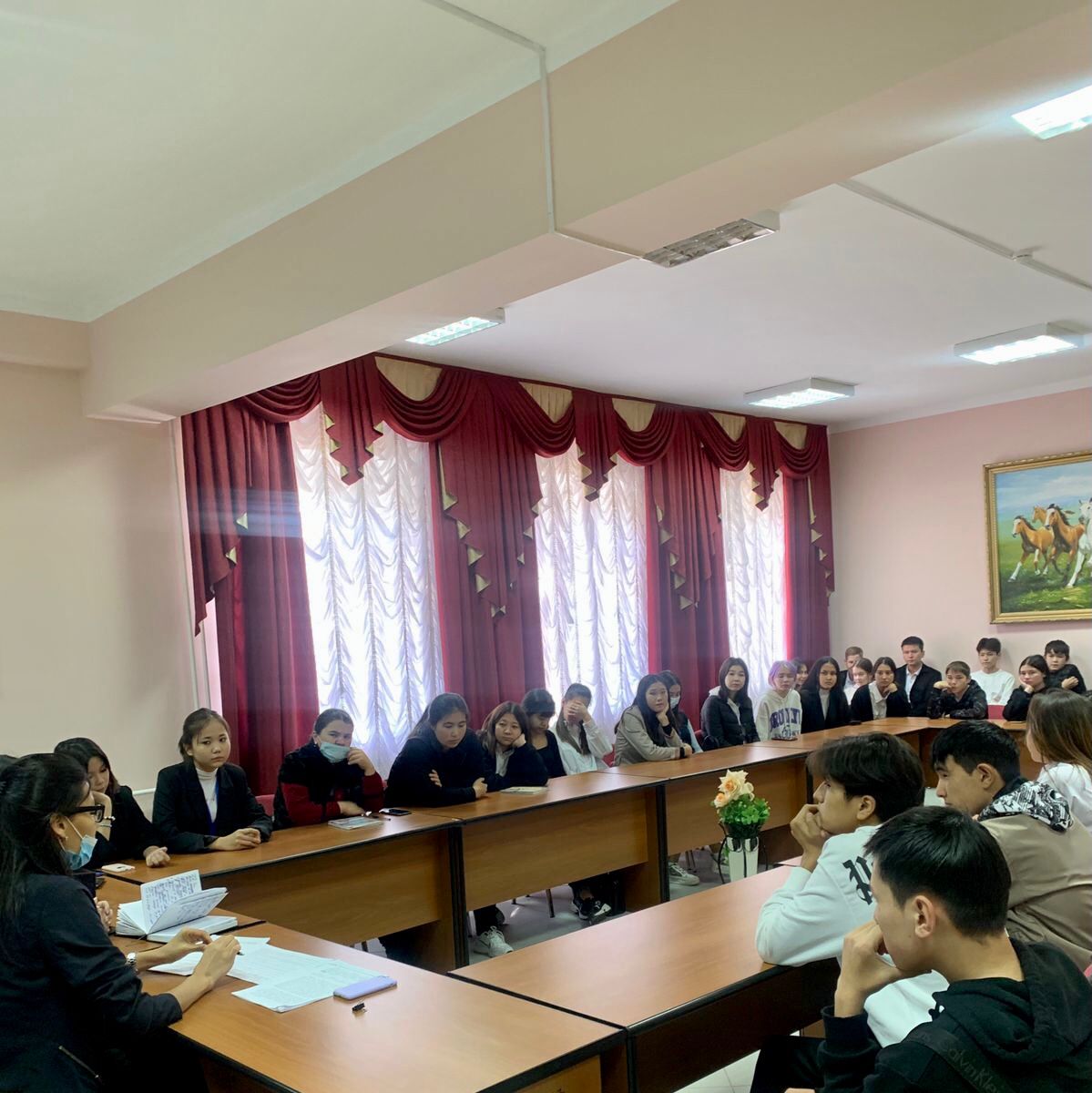 Іш киімдегі жігіттер