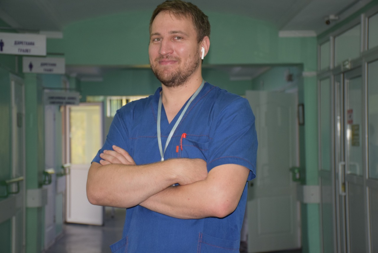 Облыстың штаттан тыс бас невропатологы Юрий Шаров өңірдегі инсульт қызметінің жұмысы және ми қан айналымы жіті бұзылған науқастарға қандай бейінді көмек көрсетілетіні туралы айтып берді