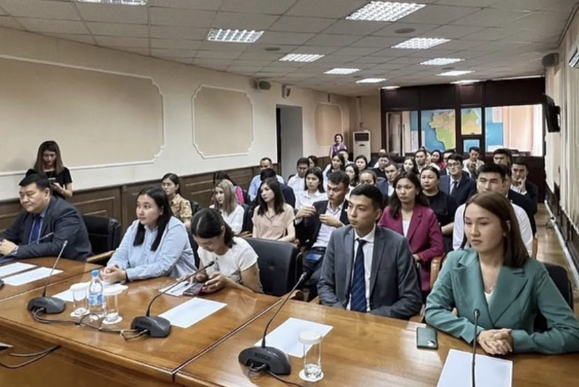 In the Office of the Akim of the Aktobe region, on the day of the celebration of the Constitution Day of the Republic of Kazakhstan, a solemn ceremony of taking the oath of first-time employees who entered the civil service was held
