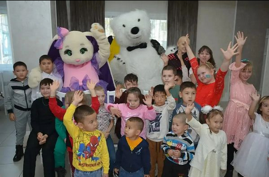 Желіде кискаларын түсіретін әдемі әйелдердің қатысуымен порно көріңіз. шашты ит стиліндегі порно