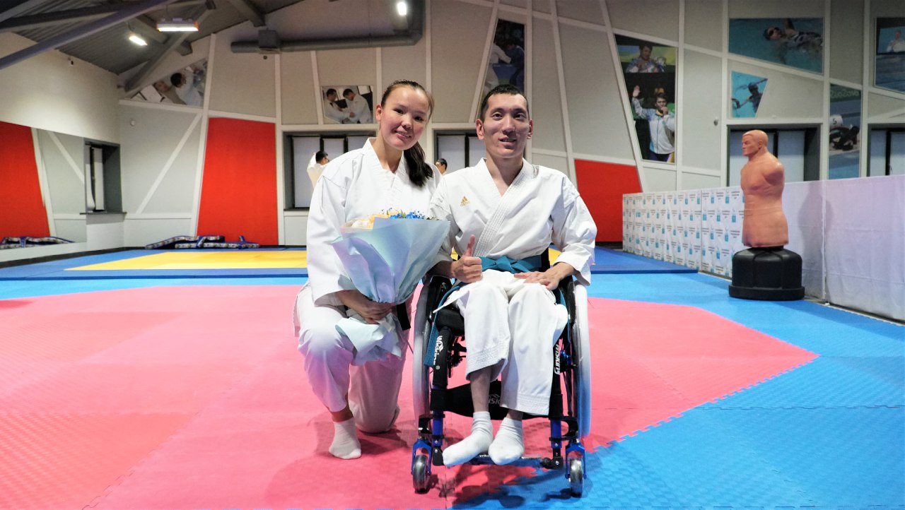 Чемпиону мира Дидару Мухамеджанову подарили спортивную коляску
