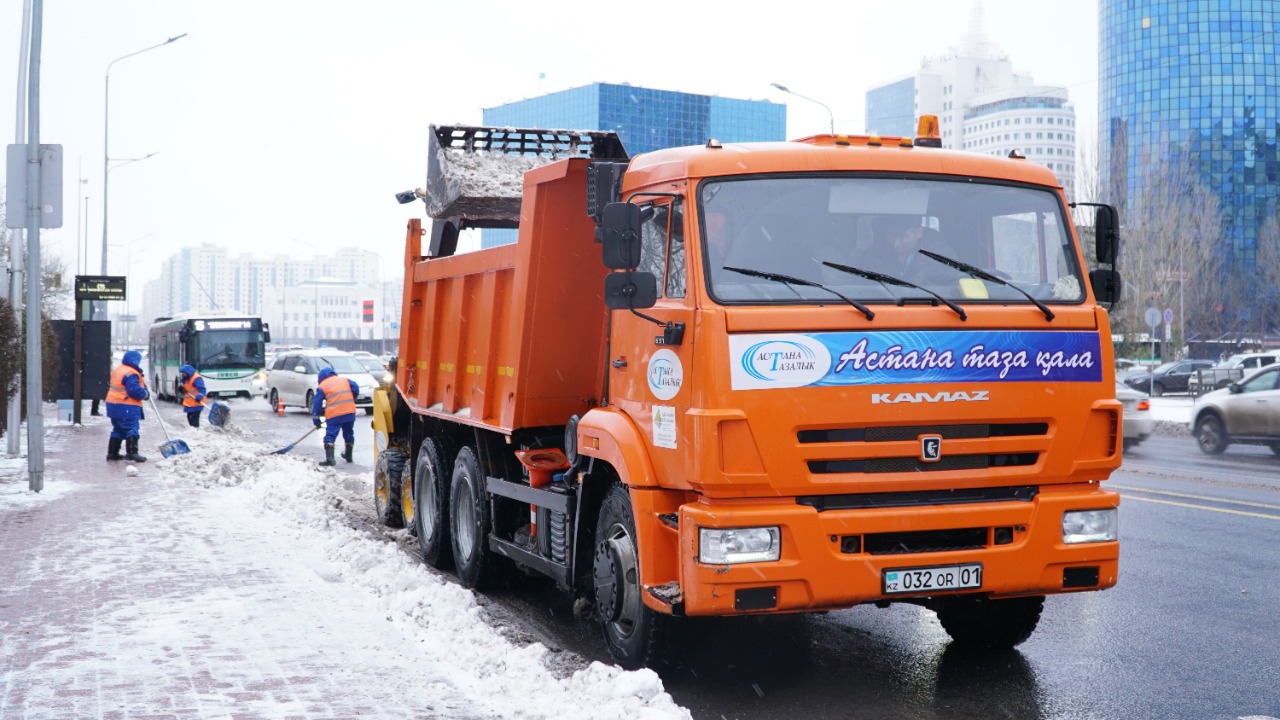 Более двух тысяч дорожных рабочих задействованы в уборке снега в Астане