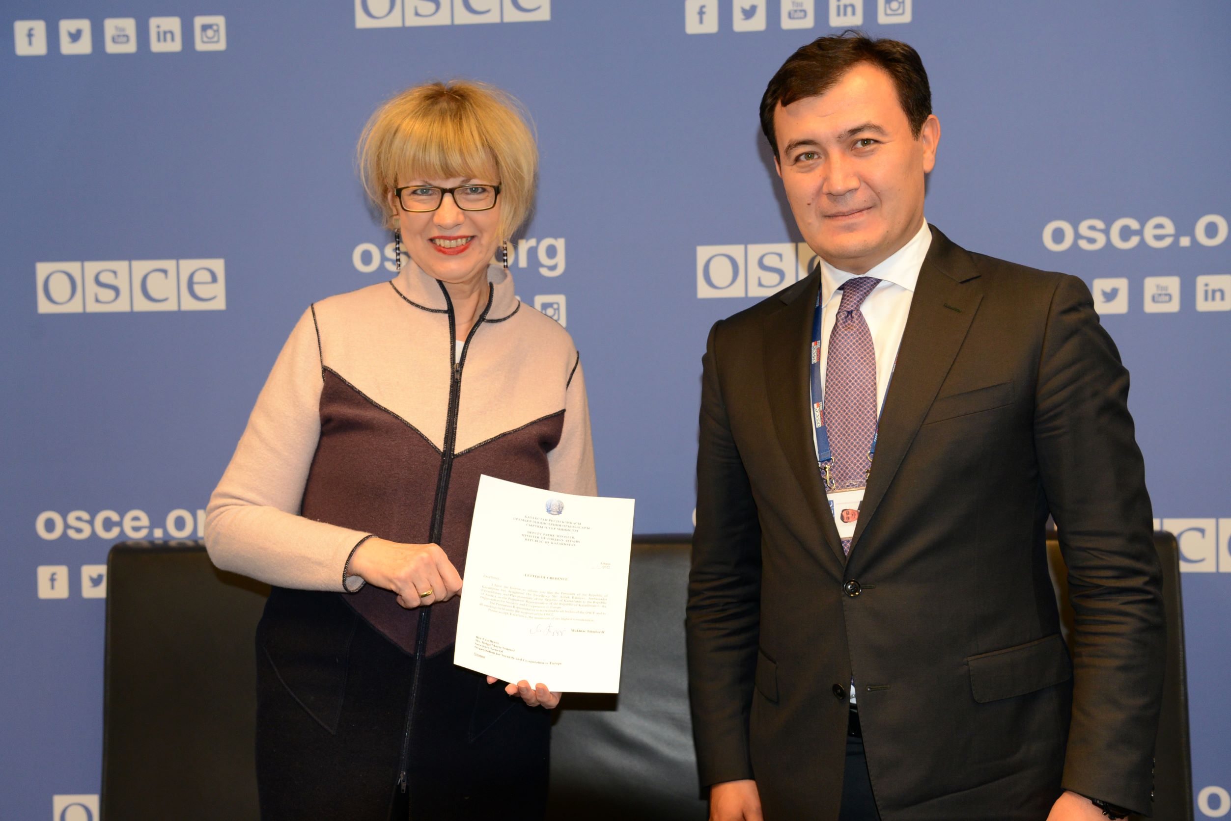 Der Ständige Vertreter der Republik Kasachstan überreicht sein Beglaubigungsschreiben der Generalsekretärin der OSZE