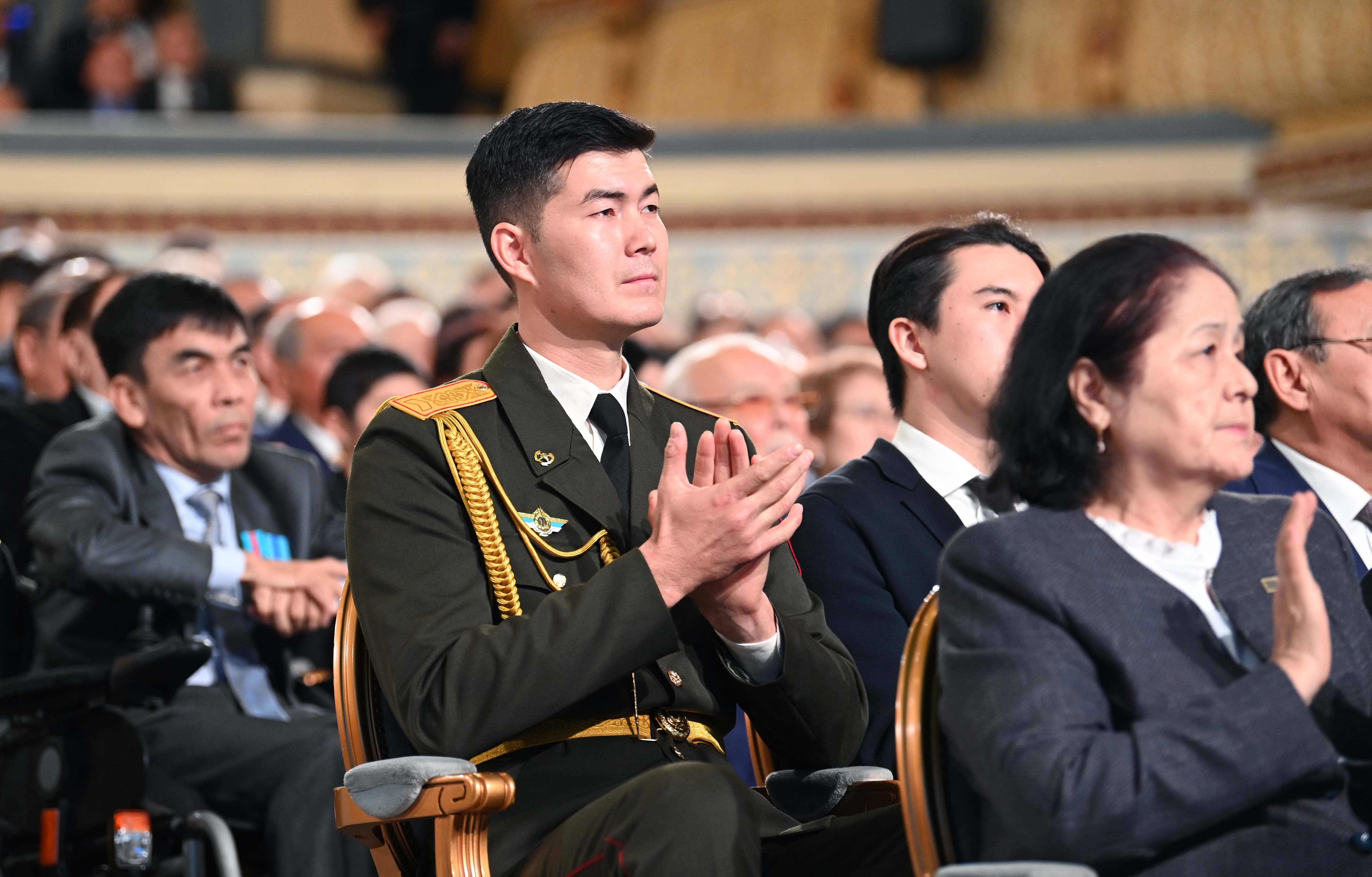 Жеті адамды,оның ішінде үш баланы құтқаруда көрсеткен батылдығы мен кәсіби шеберлігі үшін Қайрат Нұржаубаев мемлекеттік наградамен наградталды