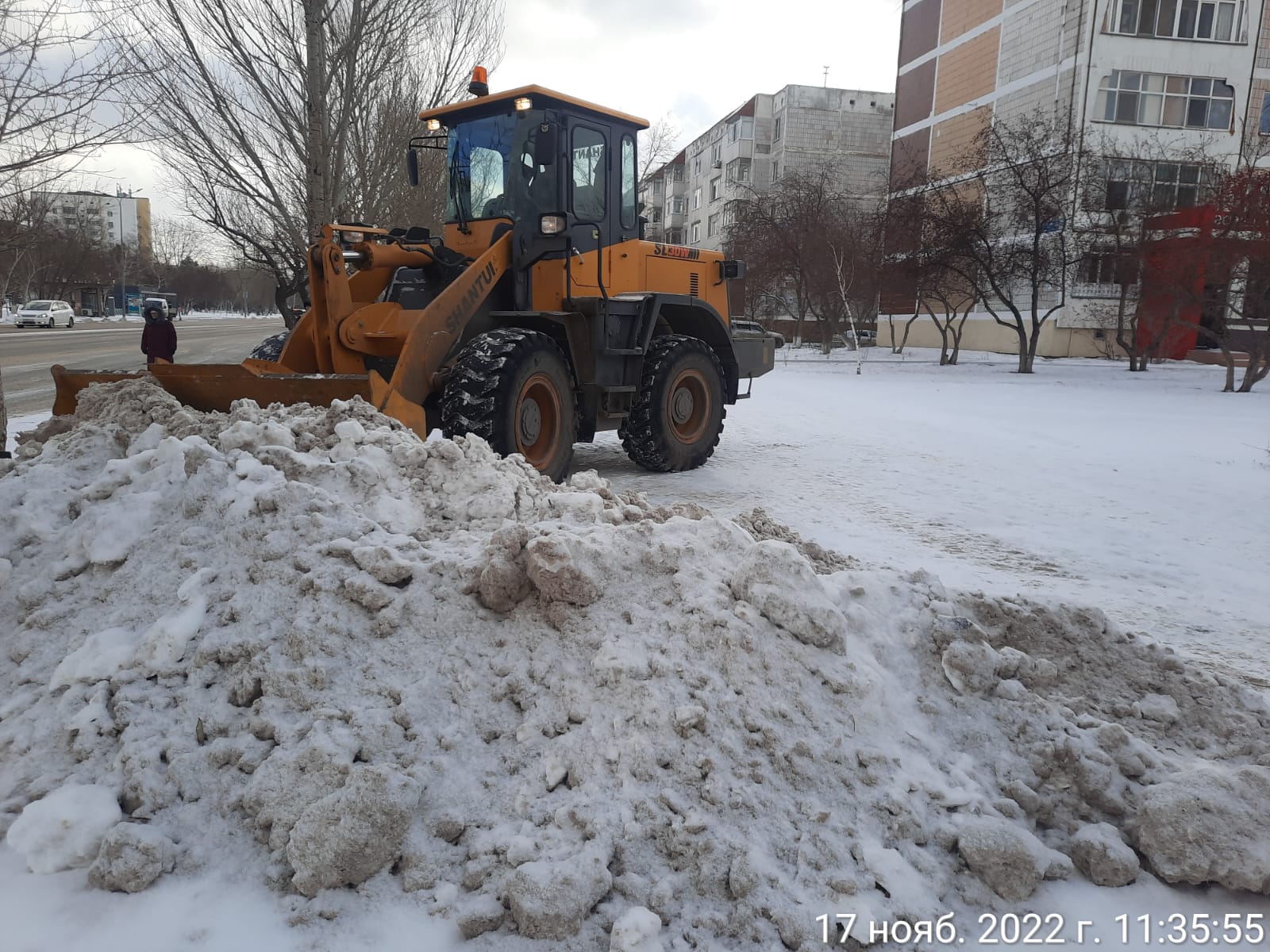 Сегодня днем на уборку улиц района от снега вышли 585 дорожных рабочих и 255 единиц специальной техники