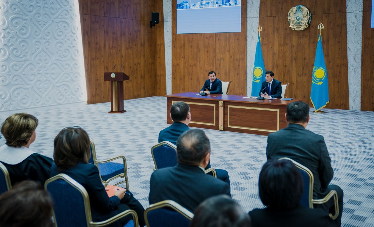 Елорда әкімі мектеп және колледж мұғалімдерімен кездесті