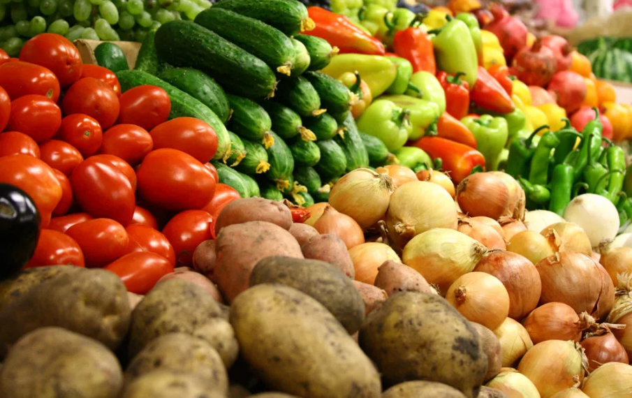 Орындыққа арқанмен байланған қызды қараңыз