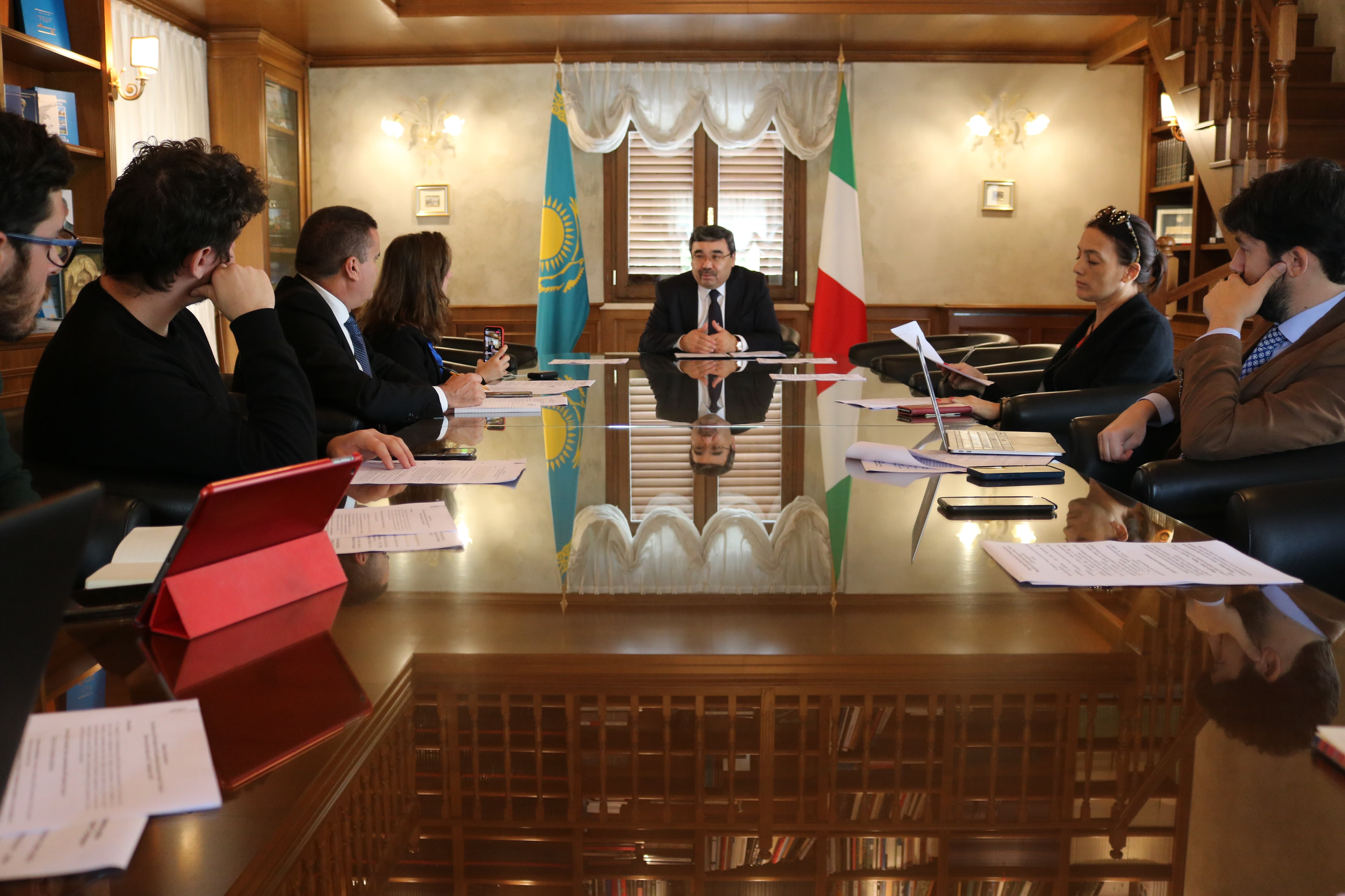 L'ambasciatore del Kazakhstan in Italia, Yerbolat Sembayev, ha tenuto un briefing per i media italiani sulle prossime elezioni presidenziali in Kazakhstan
