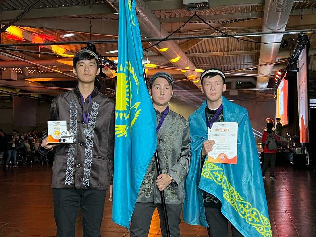 Казахстанские школьники впервые заняли 2 место на Всемирной олимпиаде по робототехнике