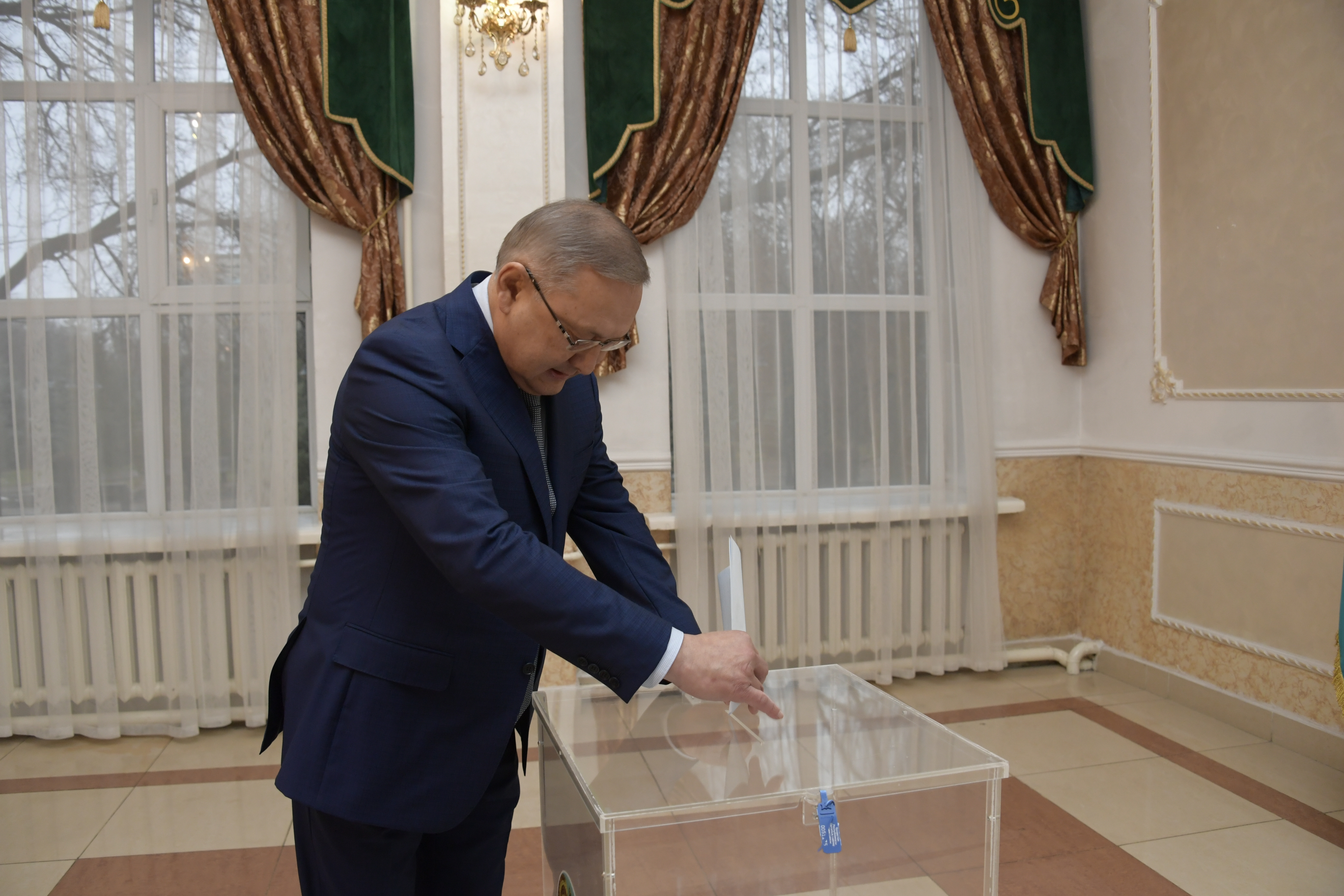 Бейбит Исабаев проголосовал на выборах Президента страны