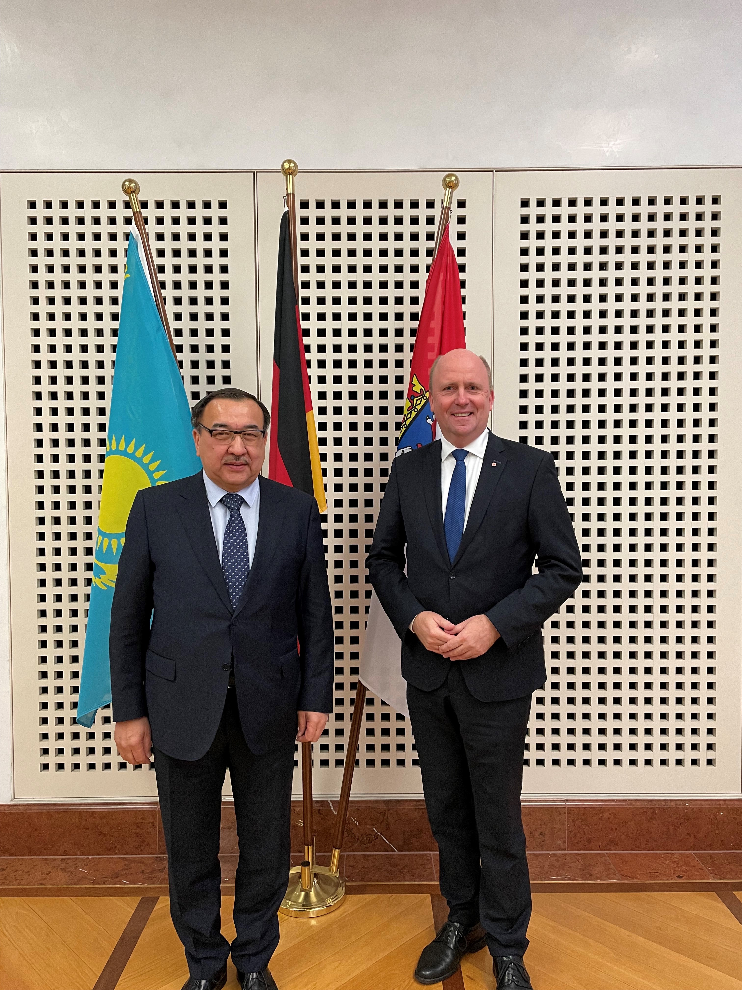 Botschafter Kasachstans in Deutschland Nurlan Onzhanov führte während seines Arbeitsbesuchs in Hessen eine Reihe von Gesprächen durch