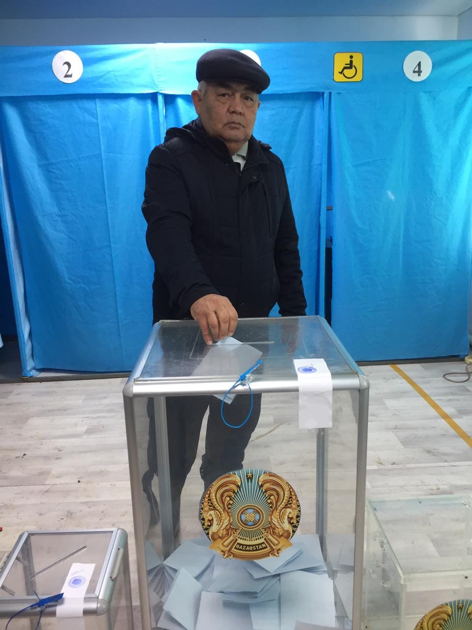 Почетный гражданин нашего района проголосовал на выборах с семьей