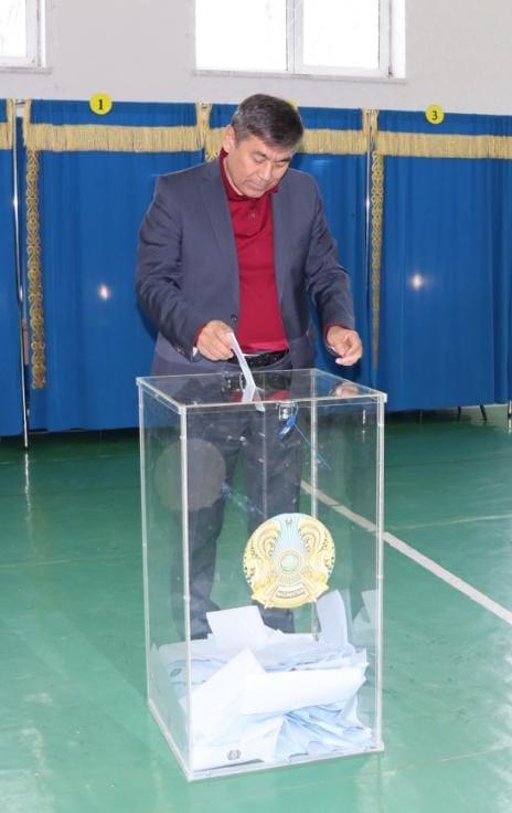 Сегодня аким района А. Жусибалиев посетил избирательный участок № 243 в селе Бадамша, сделал свой выбор и проголосовал.