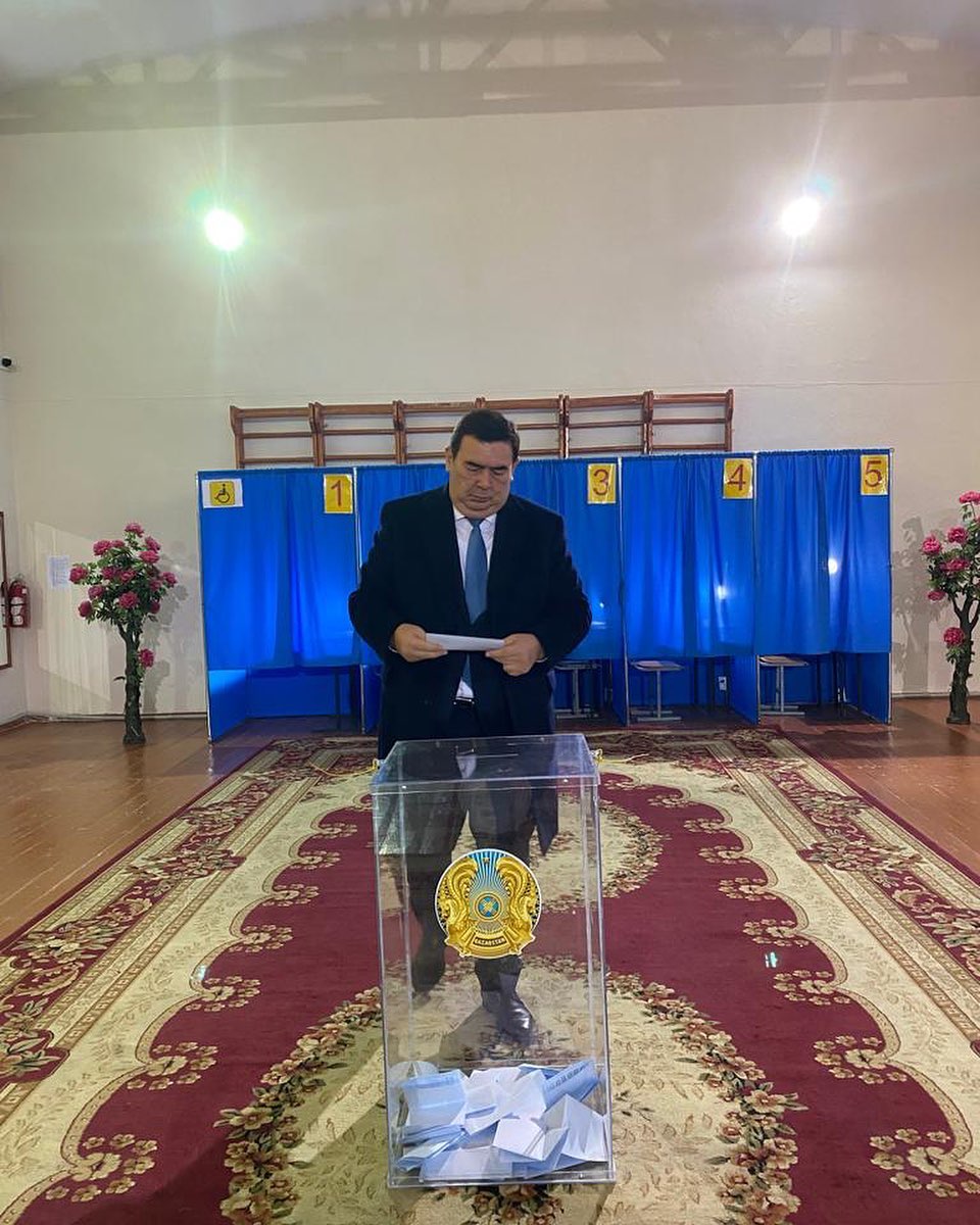 Аким города Тараз проголосовал на выборах президента РК