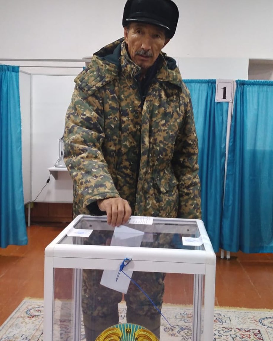 Одним из первых проголосовал Почетный гражданин Баянаульского района, лучший краевед Курманов Алтынбек Жуматович