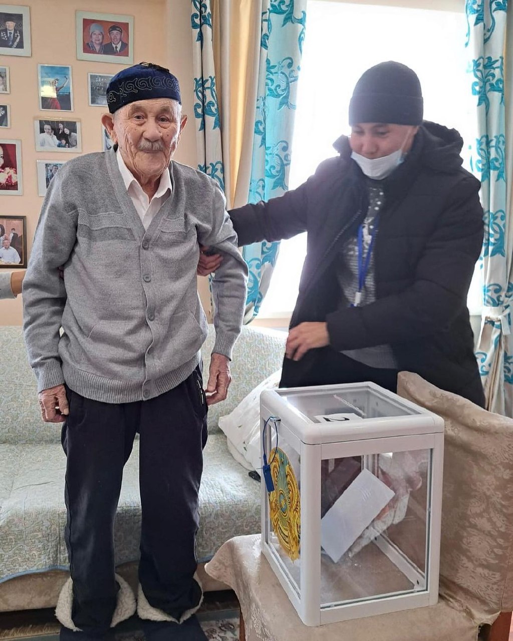 На внеочередных выборах Президента Республики Казахстан свой голос отдал Почетный гражданин Баянаульского района, ветеран войны Хасенов Каир Хасенович.