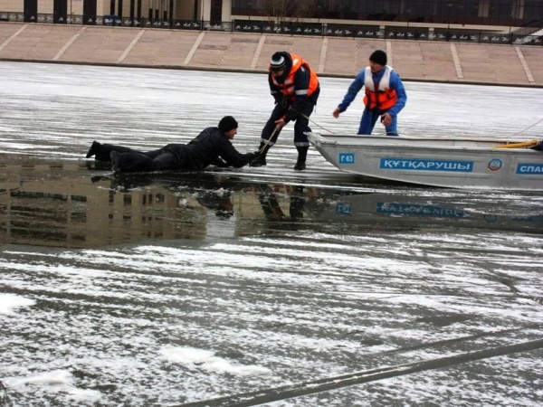 В столичном ДЧС напомнили горожанам о правилах поведения на льду