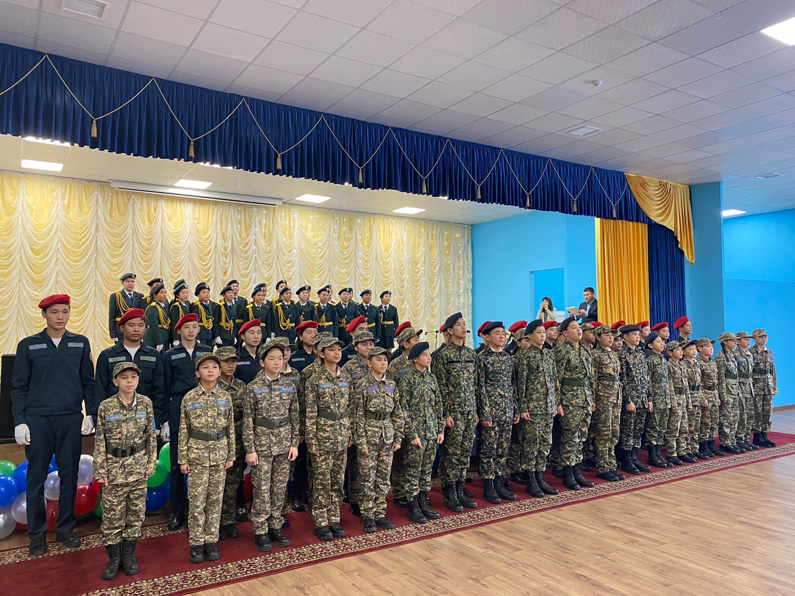 Әйел бетін сипады Әйелдің көжегі көрінеді