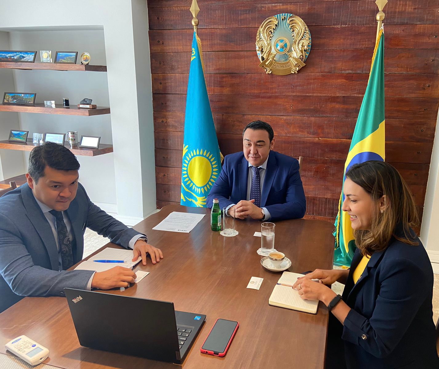 Cooperação com um fabricante brasileiro de aeronaves foi discutida na Embaixada do Cazaquistão