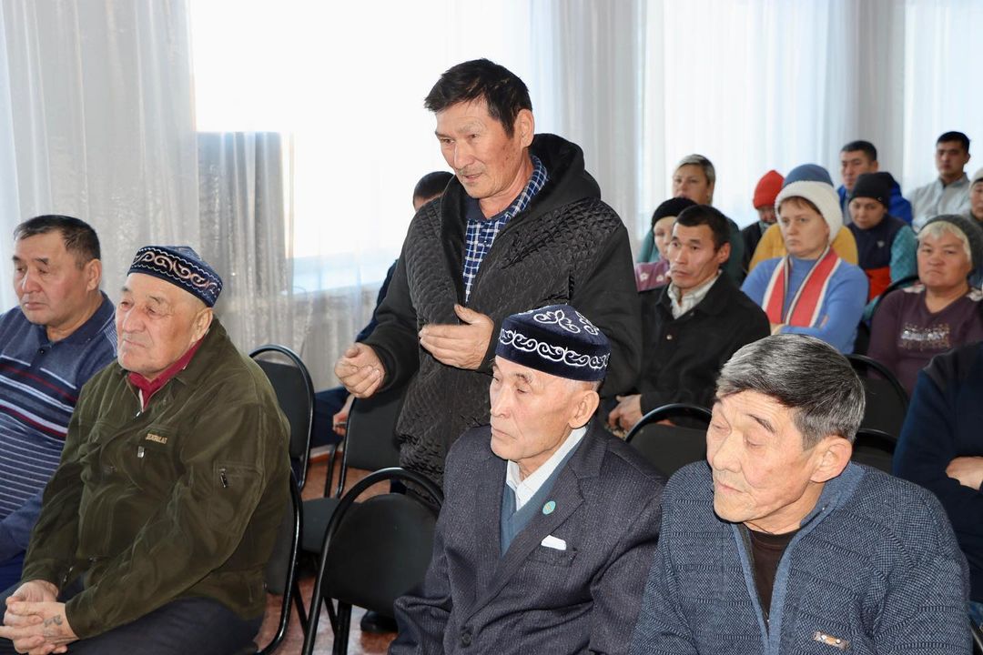 Аким города Аксу Дюсимбинов Н.Ш. провёл встречу с жителями Кызылжарского сельского округа.