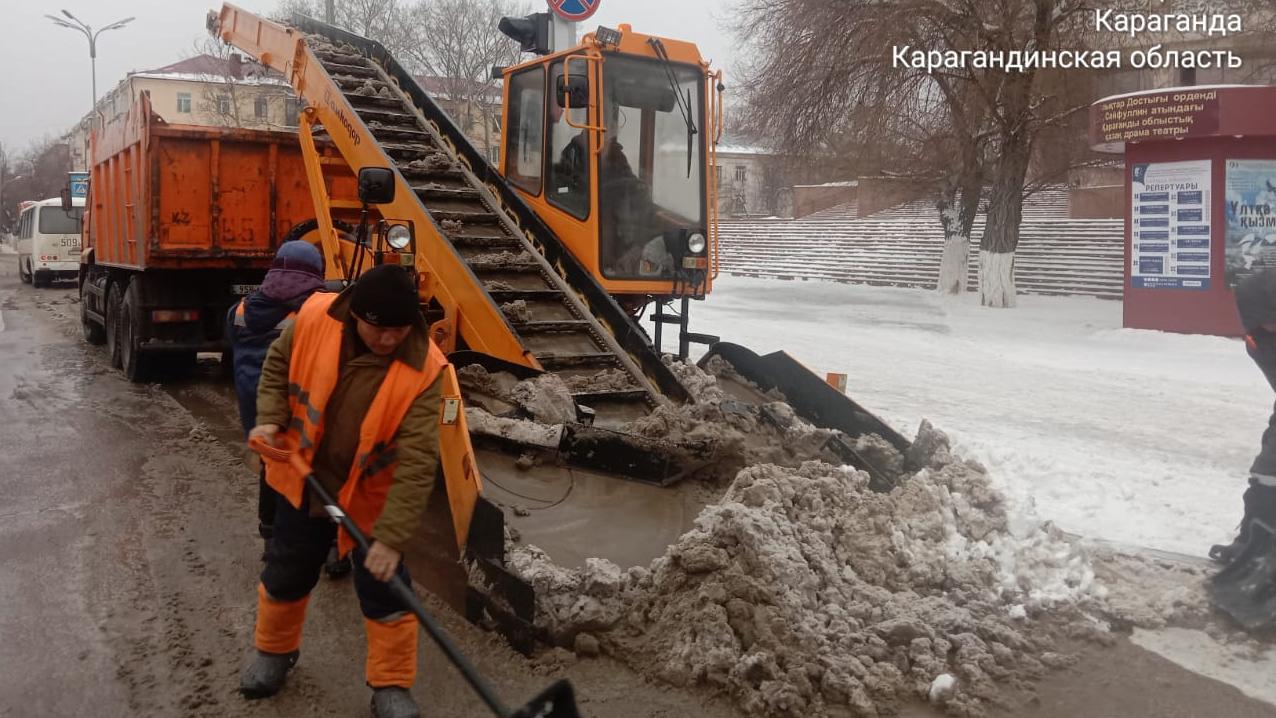 В очистке дорог и тротуаров задействовано 214 единиц техники в Караганде