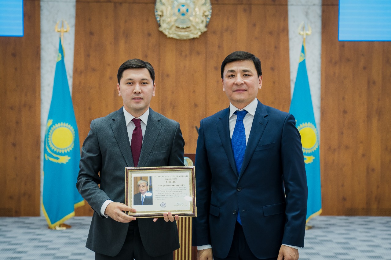 Әріптесіміз Атымтай Бағдат Суханберліұлын Президент атынан алған алғыс хатымен құттықтаймыз!