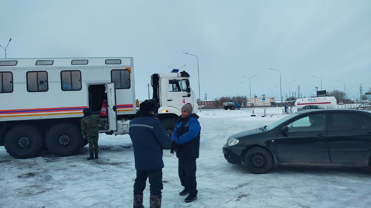 Столичные спасатели эвакуировали с трассы людей нуждающихся в помощи