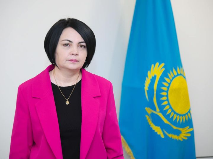 Олар қыздың ішіне кезек-кезек кіреді Жыныстық сабақ туралы бейнені қараңыз