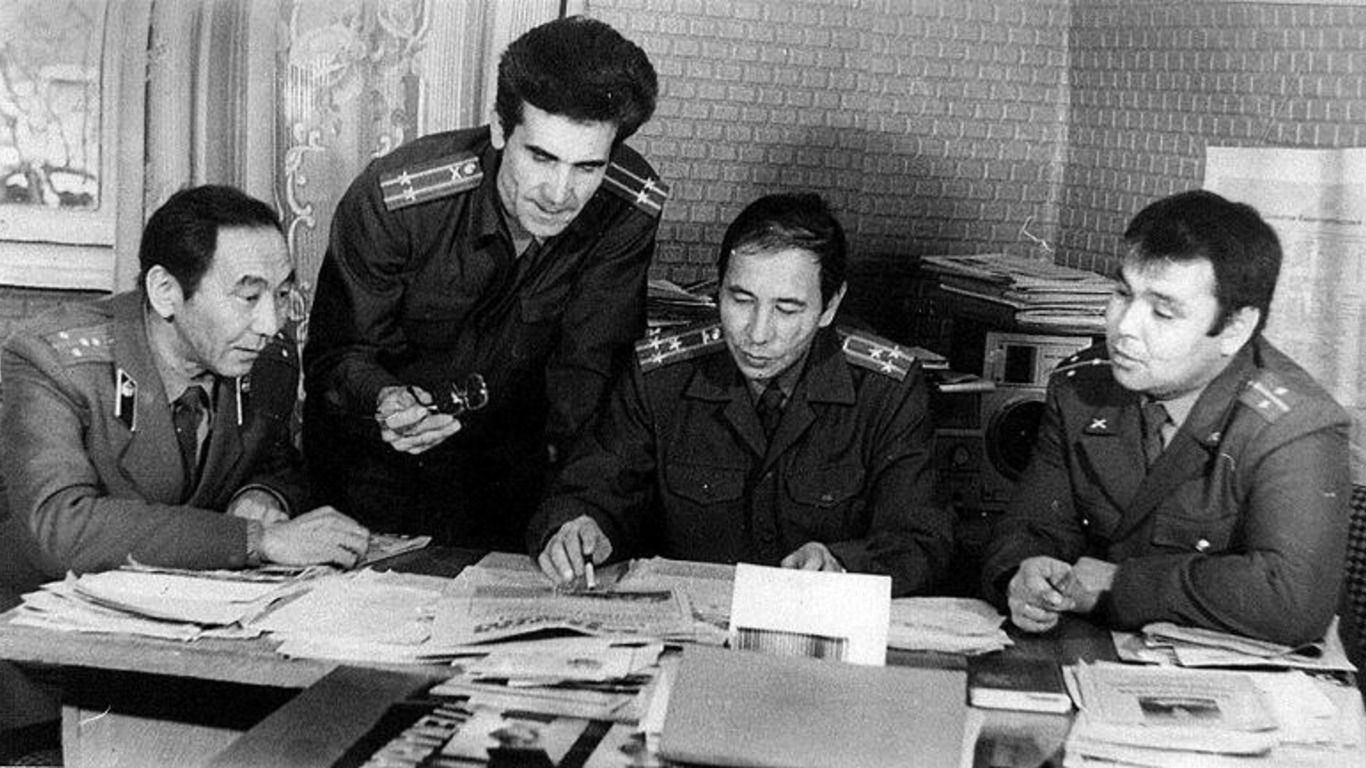 Порно қыз аузына сидит