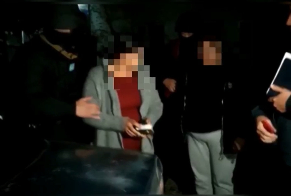 Порно: қолмен ақылсыз оргазм