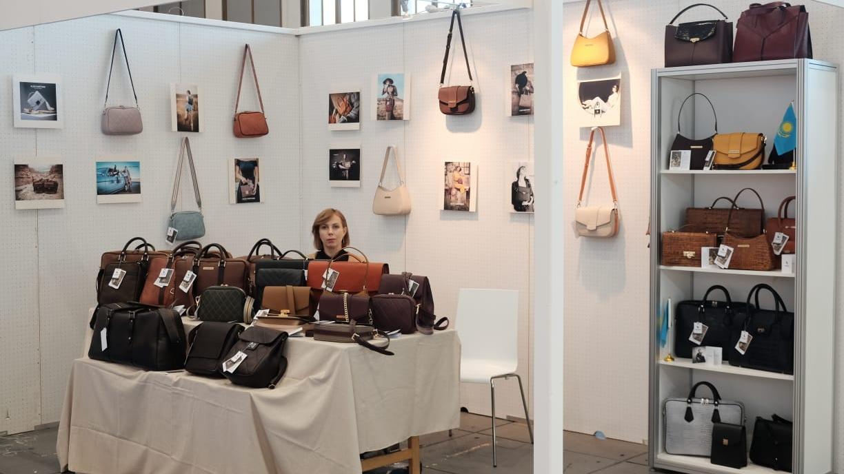 Предприниматели из Караганды удивили европейцев качеством своих сумок