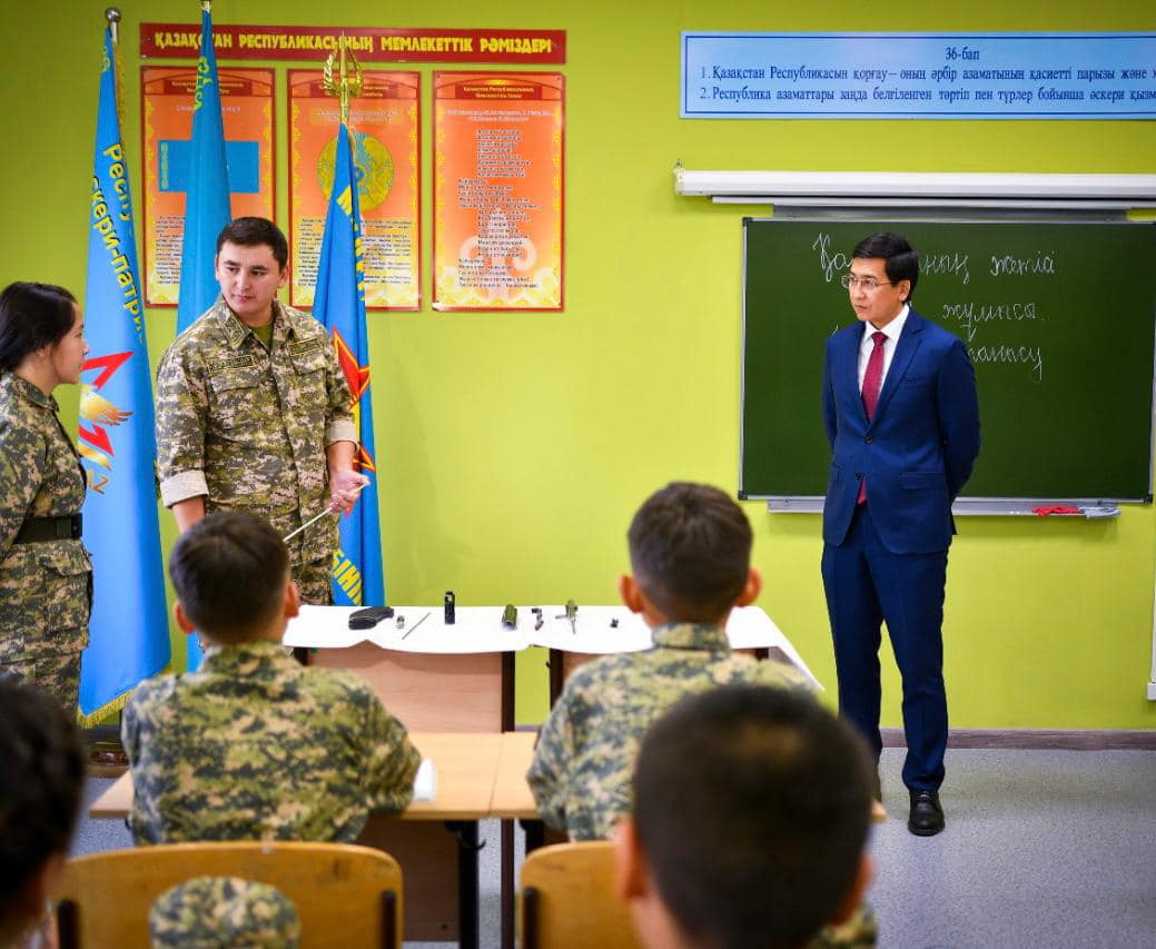 Асхат Аймагамбетов осмотрел места строительства школ в Астане и посетил школу №49 в пригородном районе «Лесозавод»