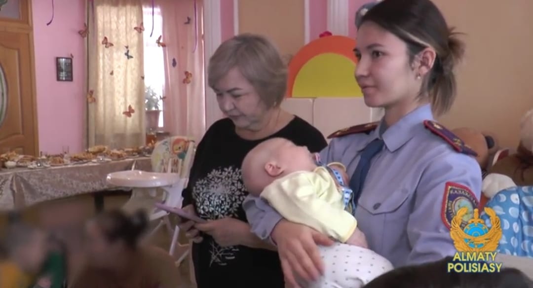 16 дней без насилия: полицейские и  представители НПО посетили женщин с новорожденными детьми и оказали им помощь