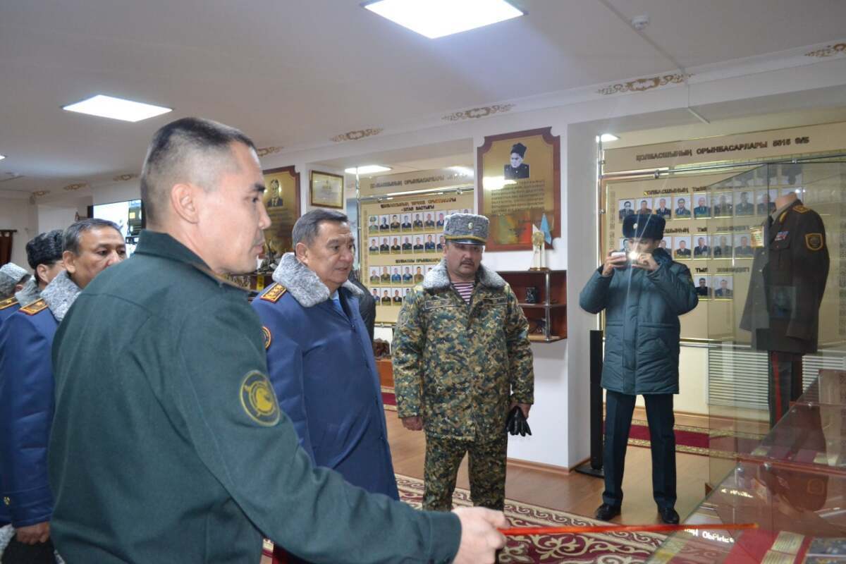 Министр внутренних дел посетил воинскую часть Нацгвардии в Уральске