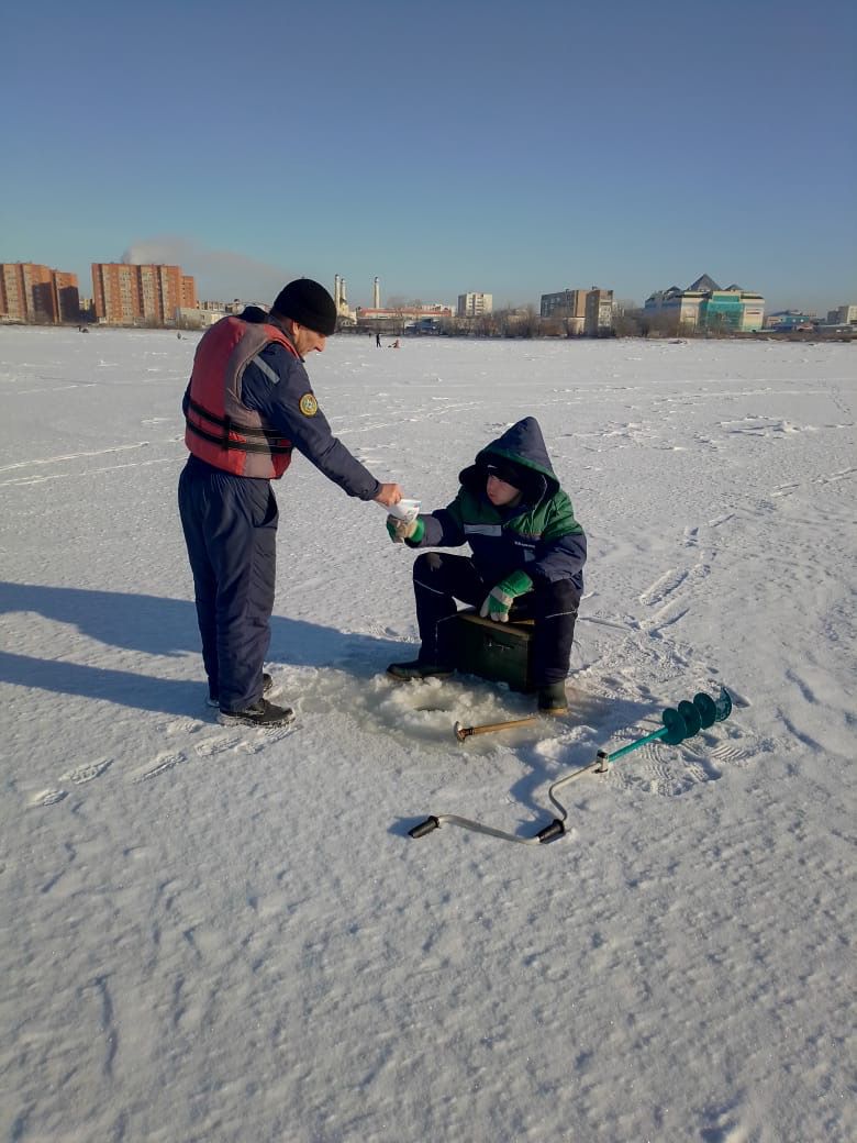 Спасатели проводят рейды на водоемах в местах зимней рыбалки