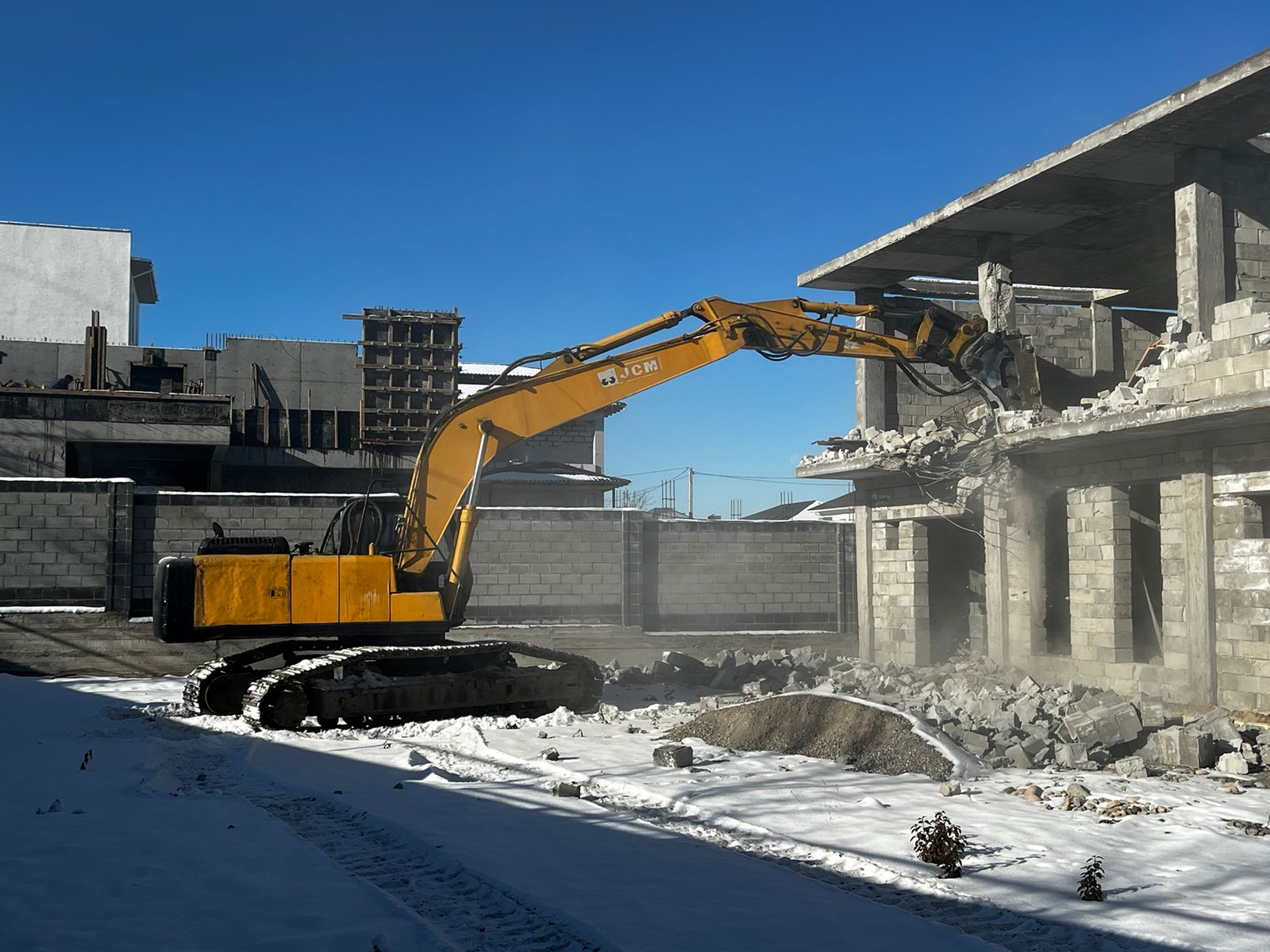 Алматының тау бөктерінде салынып жатқан таунхаус сот шешімімен сүріліп жатыр