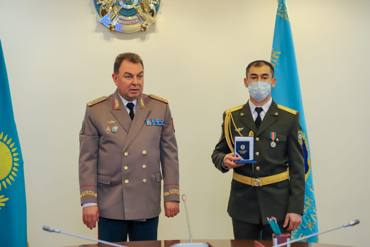 Глава МЧС вручил огнеборцу Алматинской области  медаль «Ерлігі үшін»