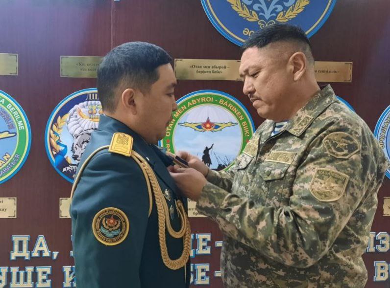 Военнослужащего Вооруженных сил наградили медалью за спасение людей на пожаре
