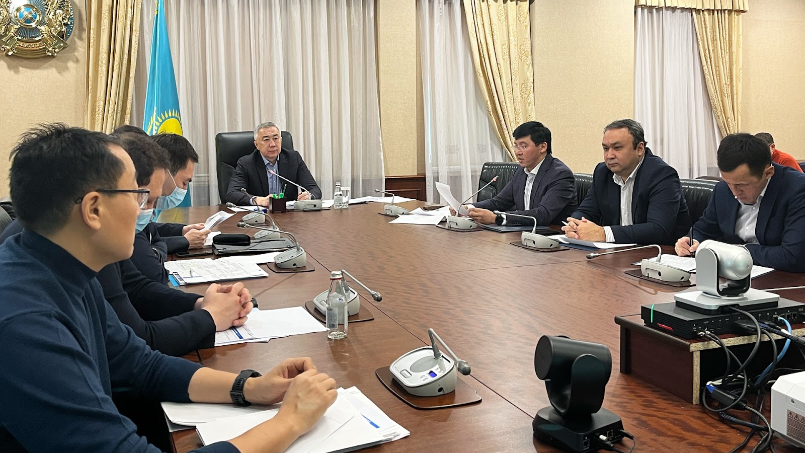 Серік Жұманғарин негізгі азық түлік өнімдерін сату кезінде жүретін делдалдық схемаларды анықтау жөнінде кеңес өткізді