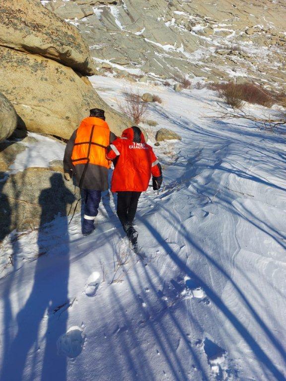 Спасатели ВКО помогли трем рыбакам