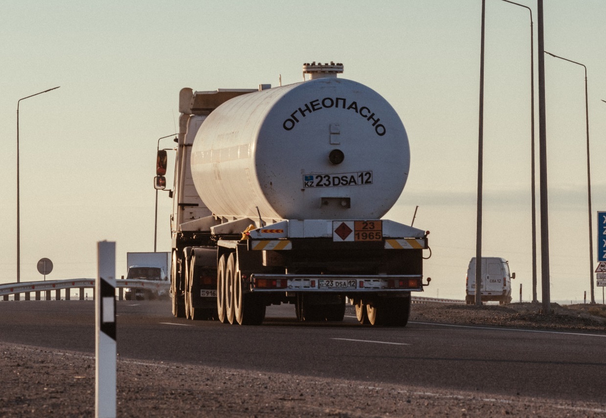 В Казахстане планируется продление запрета на вывоз автомобильным транспортом бензинов, дизельного топлива и отдельных видов нефтепродуктов