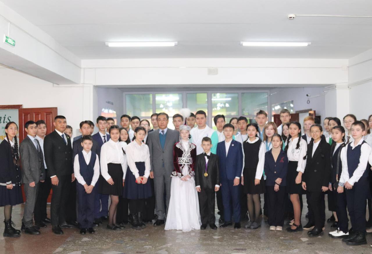 Аким области Абай Нурлан Уранхаева встретился с одаренными детьми региона