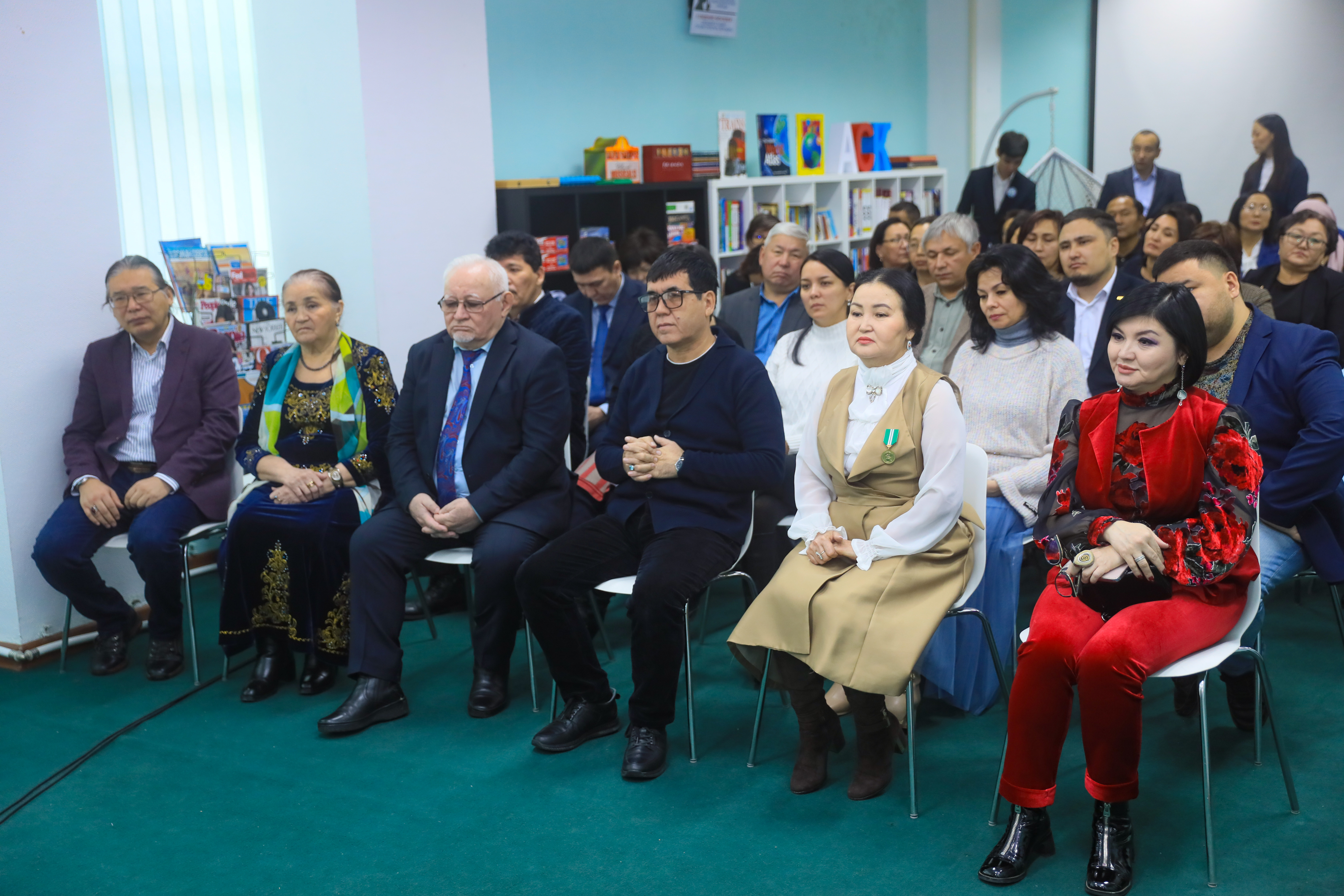Ералы Тугжанов встретился с работниками сферы культуры и архивных учреждений