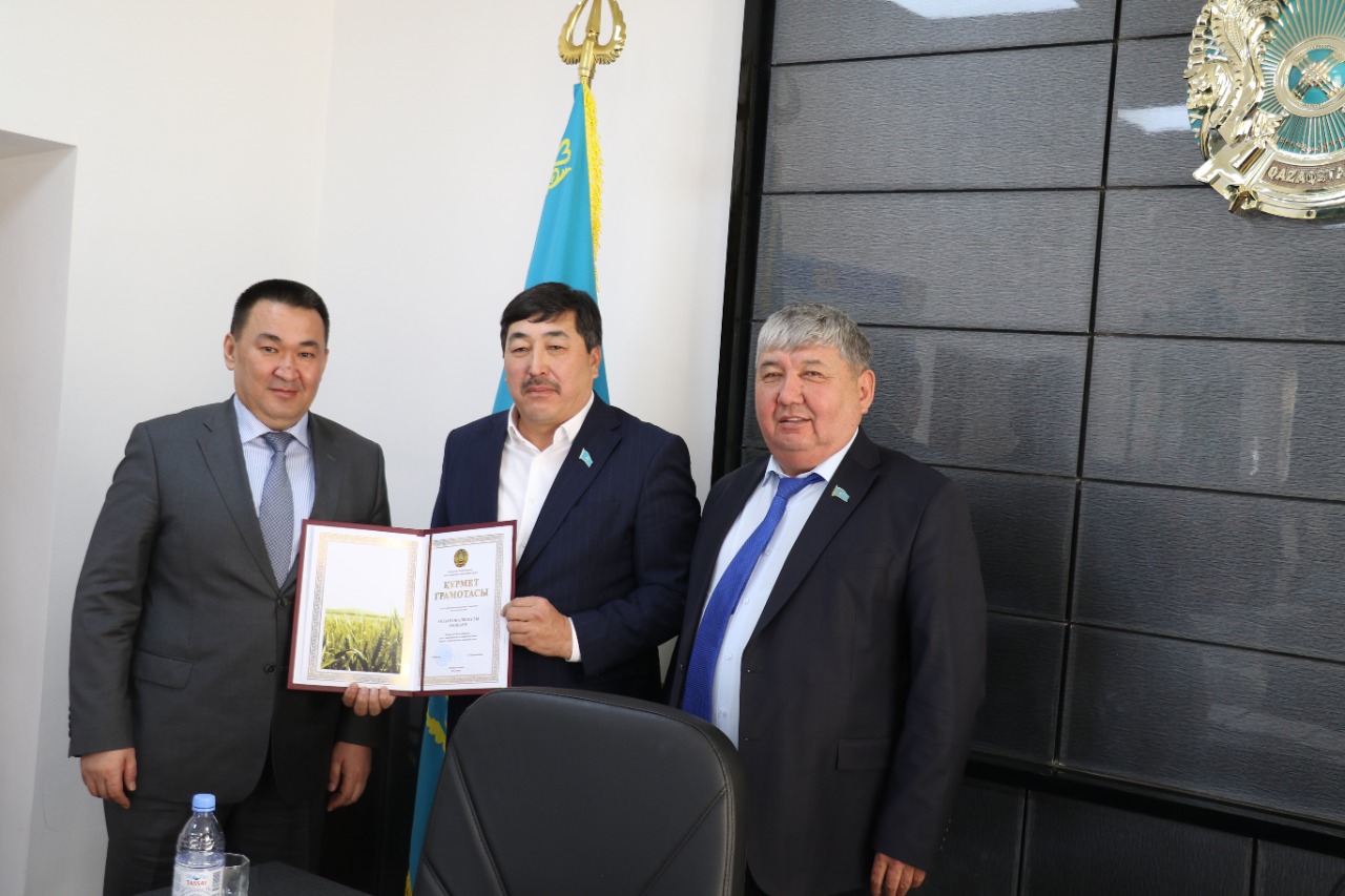 Бүгін аудандық мәслихаттың сессиясында көп жыл бойы ауылшаруашылық саласында жемісті еңбек еткен жетінші шақырылымдағы аудандық мәслихатының депутаты Оспан Көлбаев Оңалбекұлы ҚР Ауылшаруашылық министрі Е.Қарашөкеевтің Құрмет грамотасын аудан әкімі Н.Байғұт пен аудандық мәслихаттың хатшысы С.Сейсенбаев табыс етті