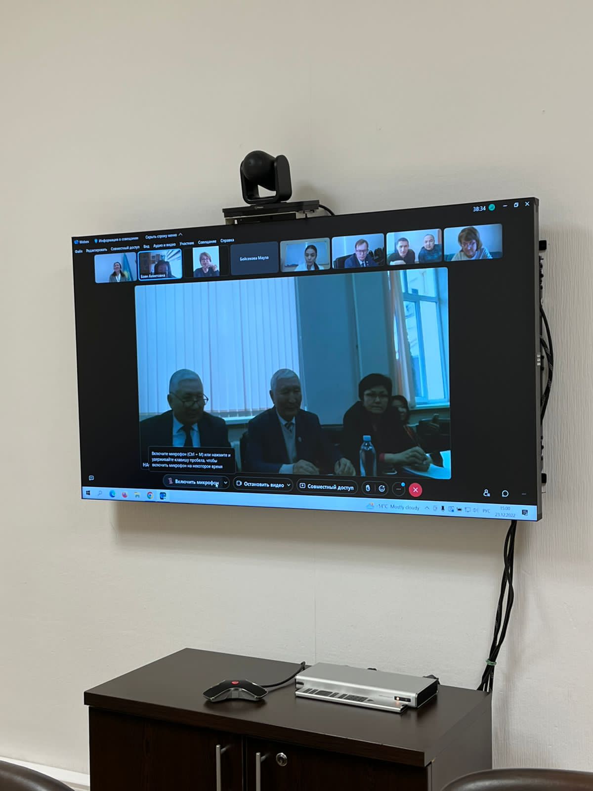 Жас вафли жасаушы үлкен мүшесінің суретін сорып алады