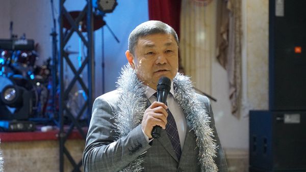 Сыпыртқы таяқшасындағы жалаңаш бақсы