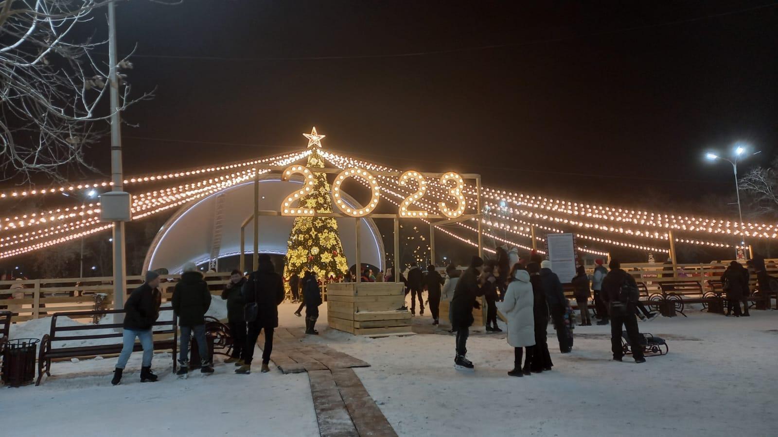 Новый год 2023 отели. Новый год в городе. Новогодний парк. Новогодняя елка на улице. Новогодняя елка ночью.