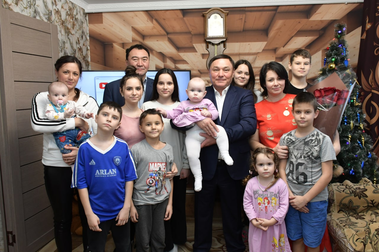 Аким области поздравил многодетную семью Светланы Целинко в Кокшетау с Новым годом