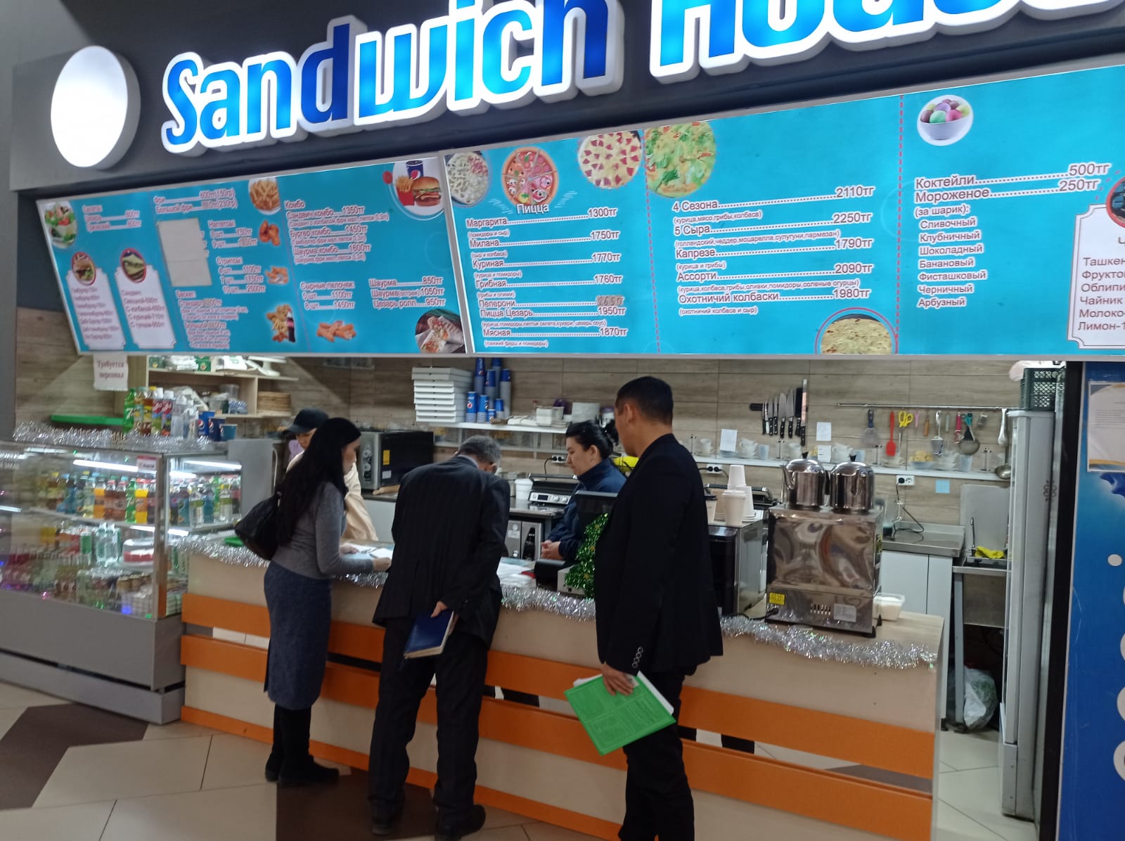 «City mall» сауда-ойын-сауық кешенінде орналасқан дәмхана, сауда, шаштараз және басқа да қызмет көрсету орындарына тіл заңнамасы талаптарын орындау бойынша әдістемелік көмек көрсетілді